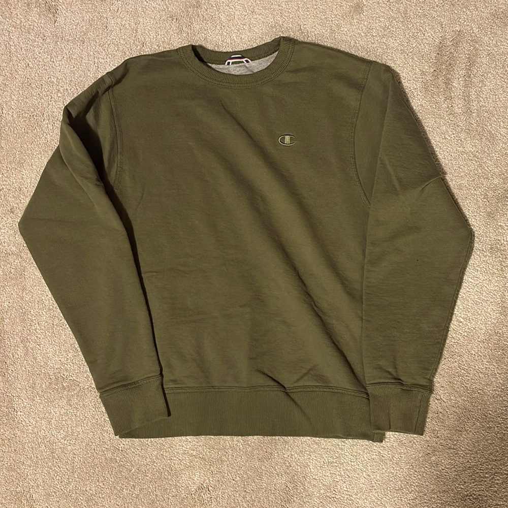 Olive green champion crewneck. Size small.